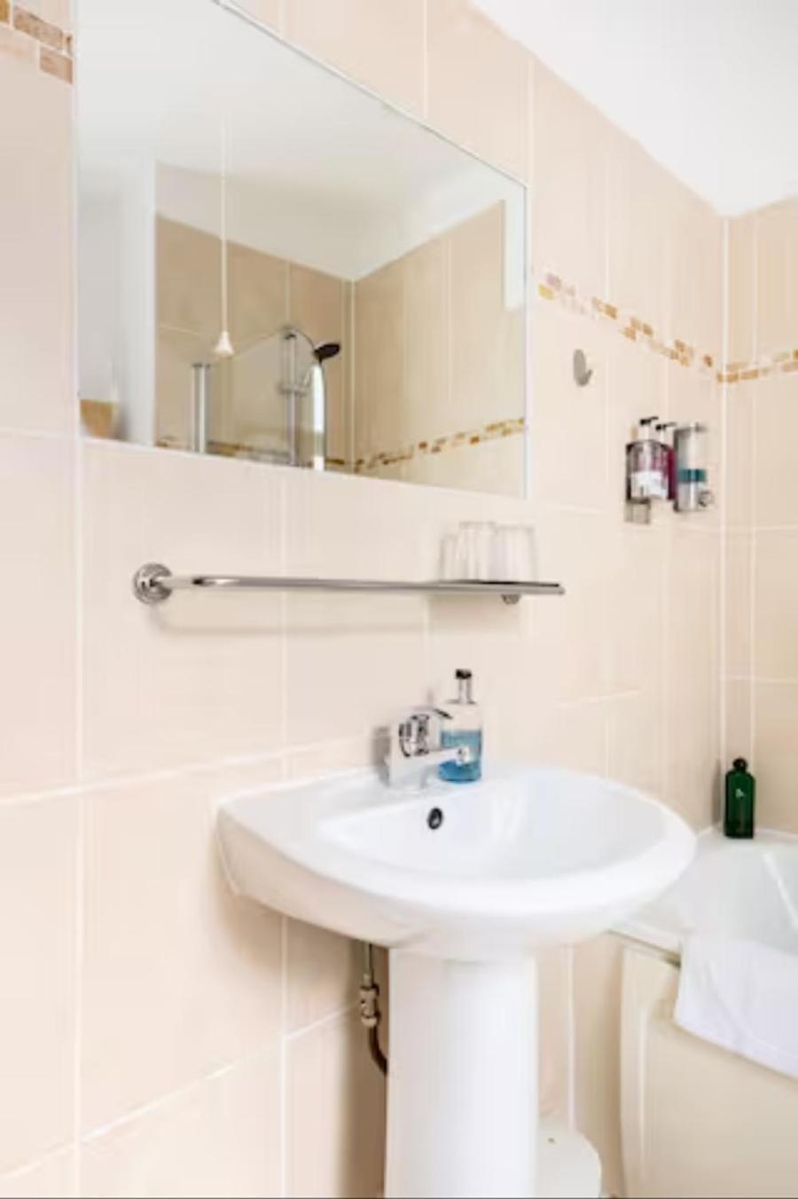 Room With Private Bath In Pontcanna Cardiff Exterior photo