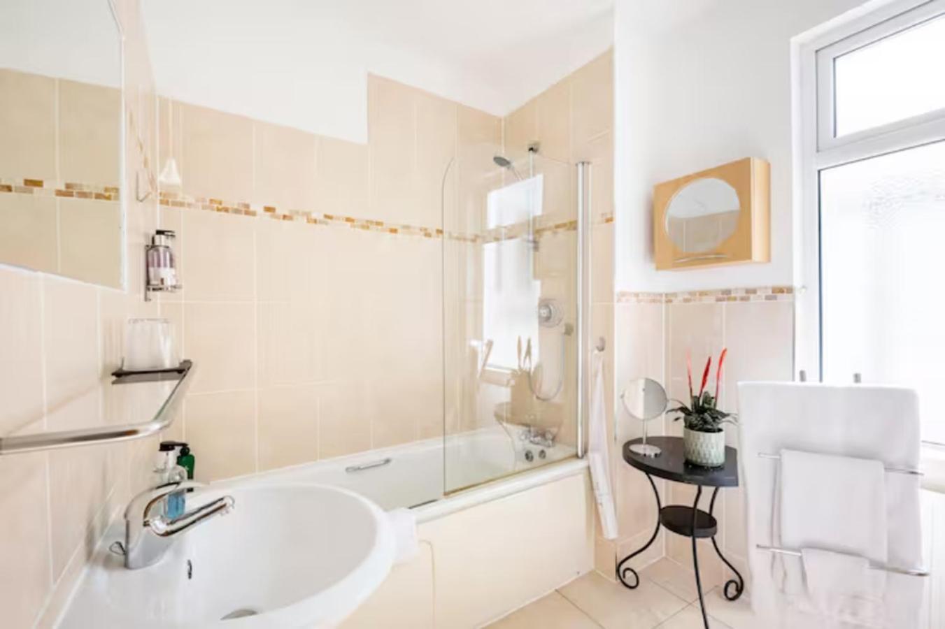 Room With Private Bath In Pontcanna Cardiff Exterior photo